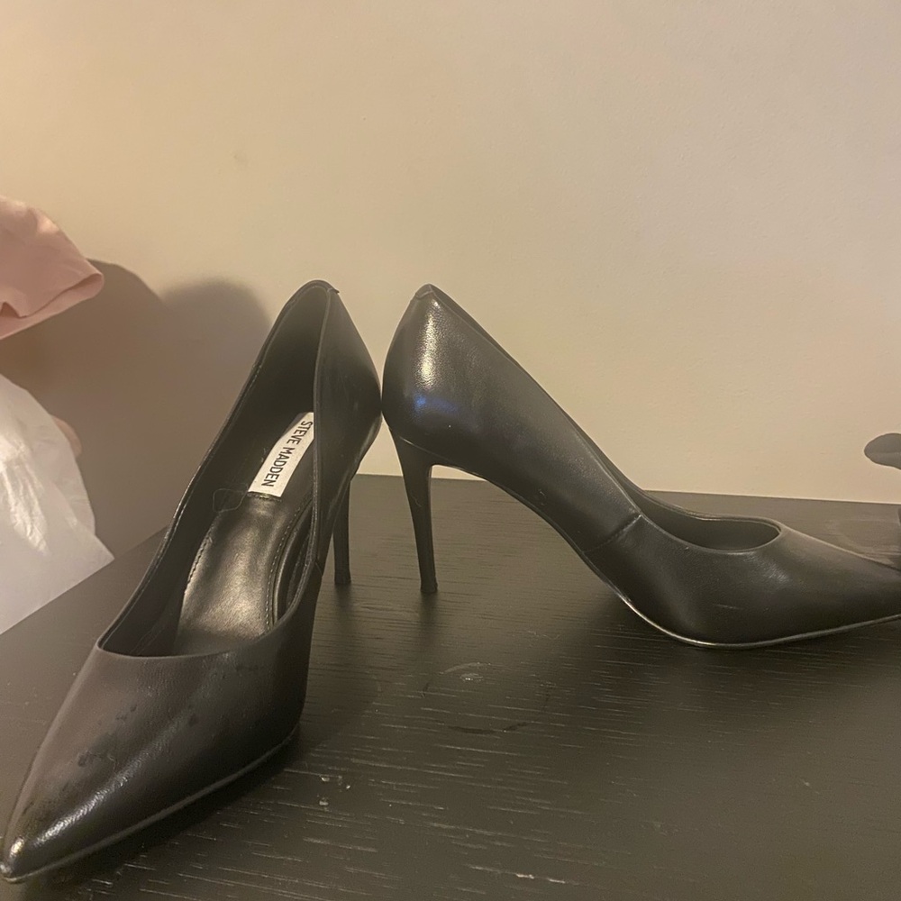 NEVER WORN black leather pumps from Steve Madden!